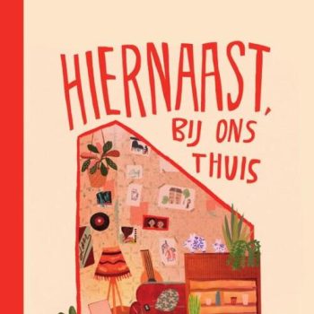 hiernaast